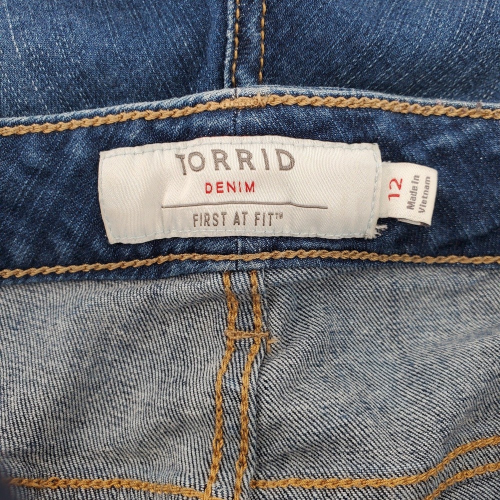 Torrid Womens 12 Mid-Rise Distressed Medium Wash Denim Jean Shorts Pre-Owned - Picture 8 of 10